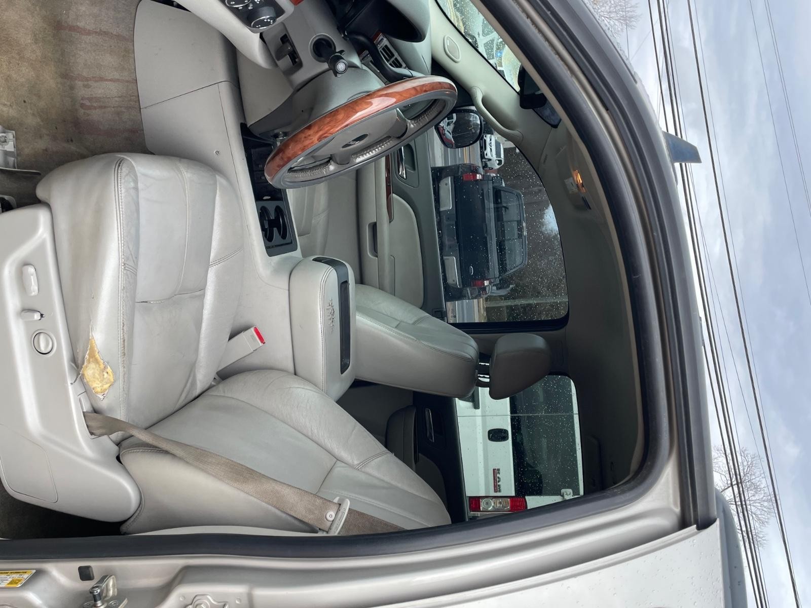 GMC Yukon Vehicle Full-screen Gallery Image 12
