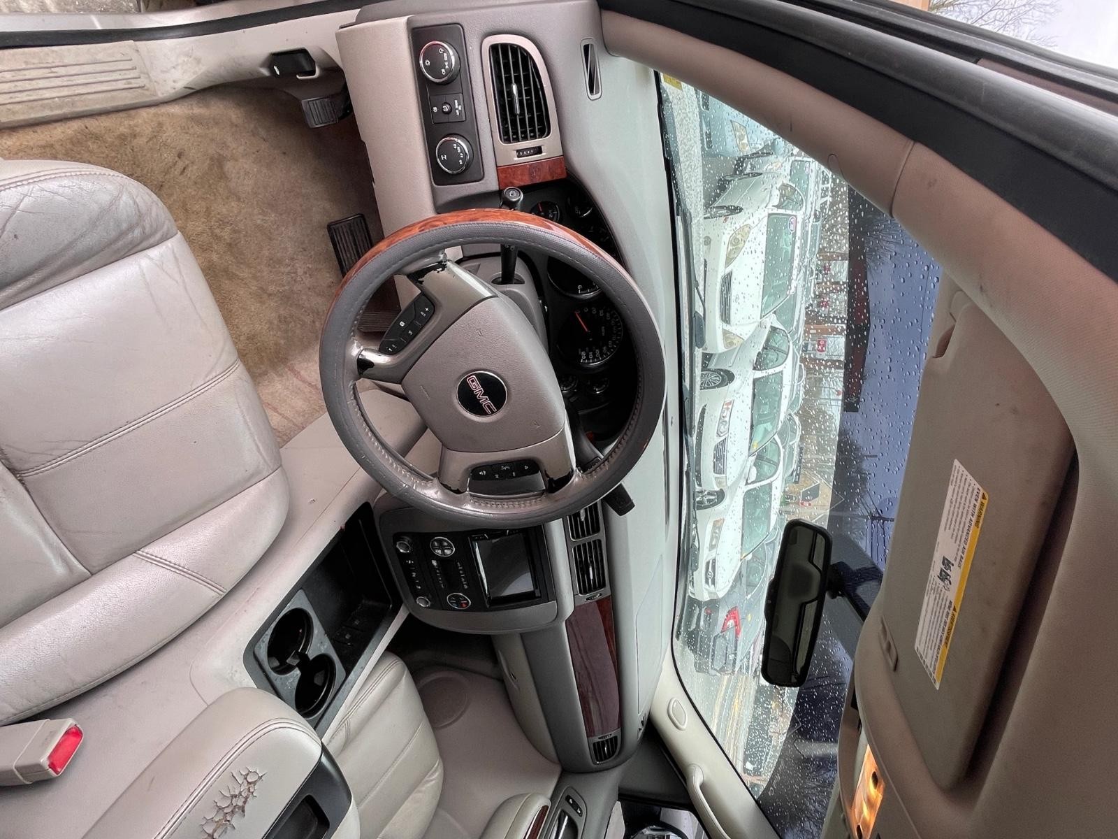 GMC Yukon Vehicle Full-screen Gallery Image 13