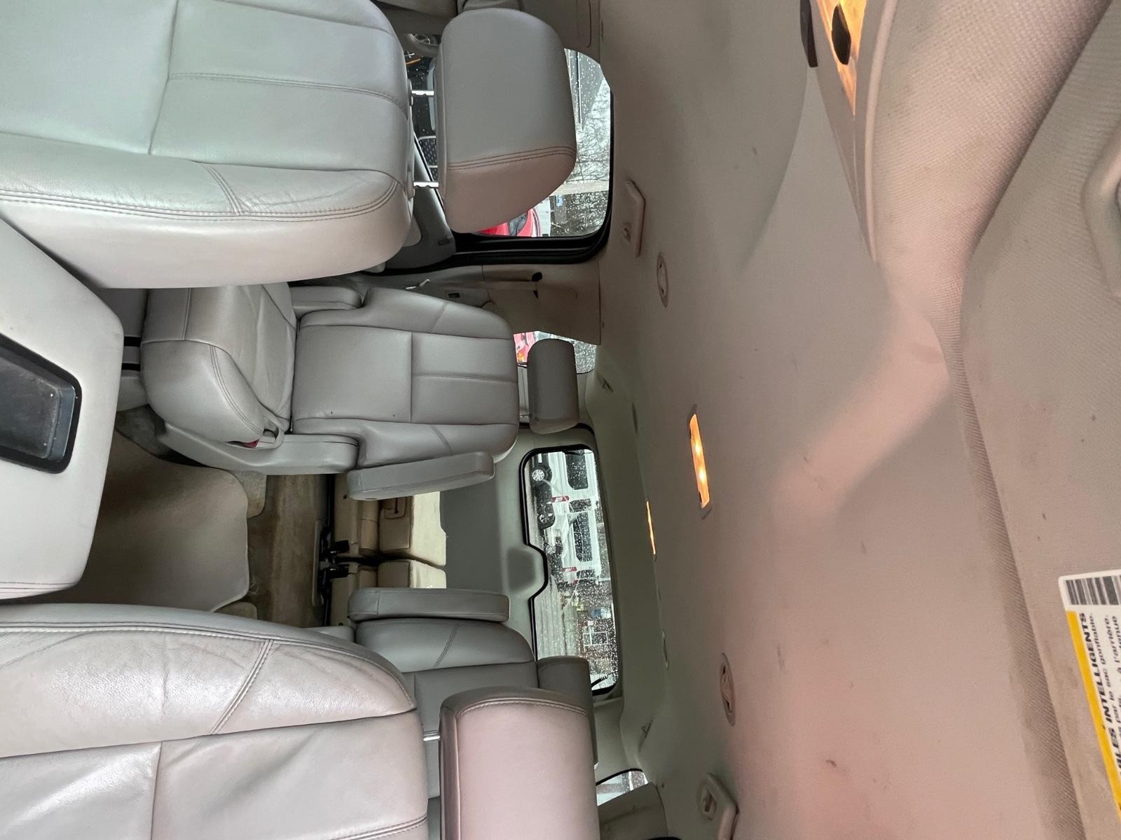 GMC Yukon Vehicle Full-screen Gallery Image 14