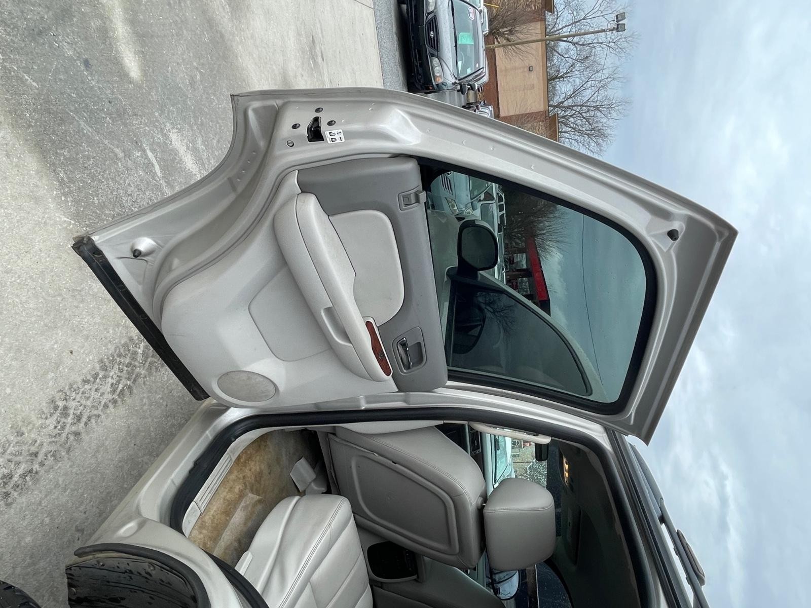 GMC Yukon Vehicle Full-screen Gallery Image 15