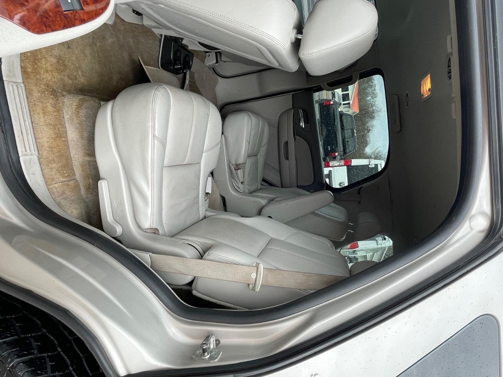 GMC Yukon Vehicle Full-screen Gallery Image 16