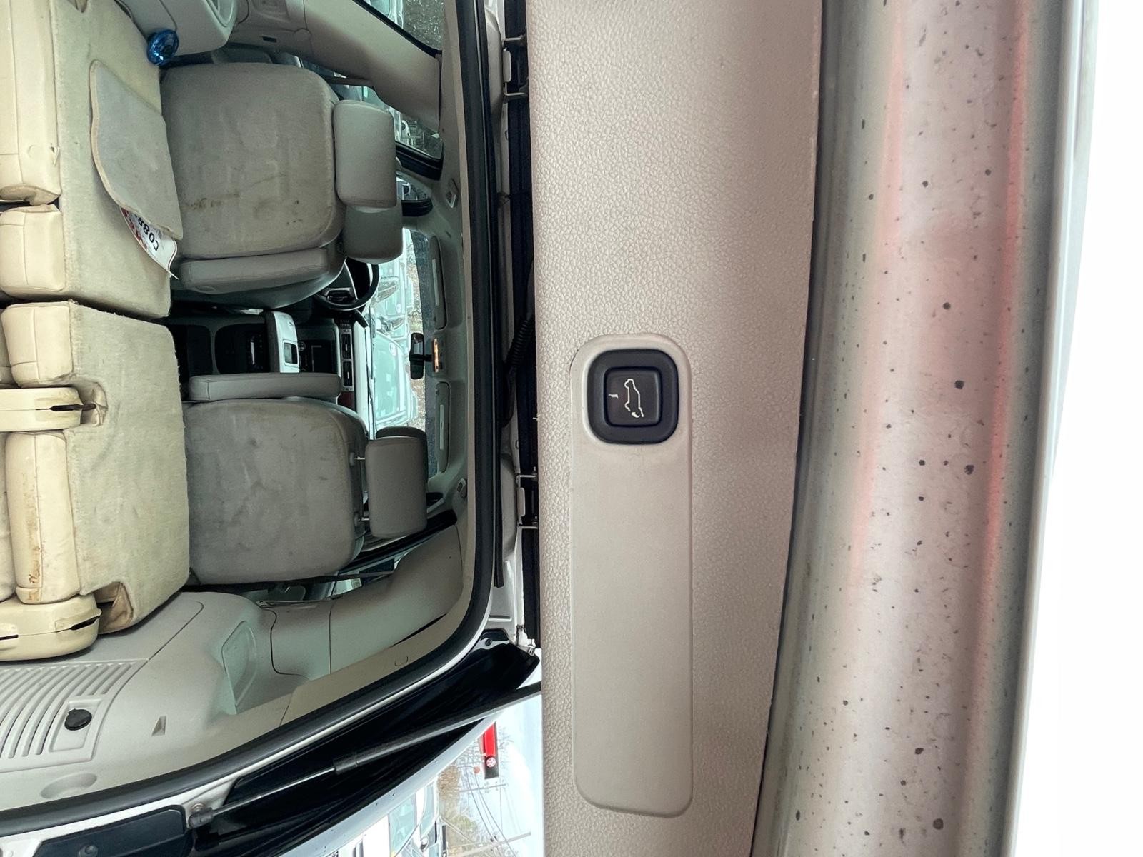 GMC Yukon Vehicle Full-screen Gallery Image 18