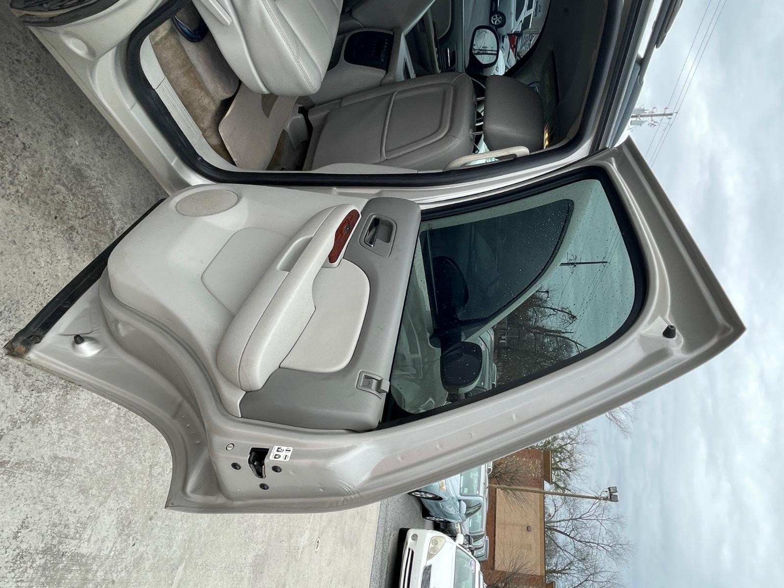 GMC Yukon Vehicle Full-screen Gallery Image 20