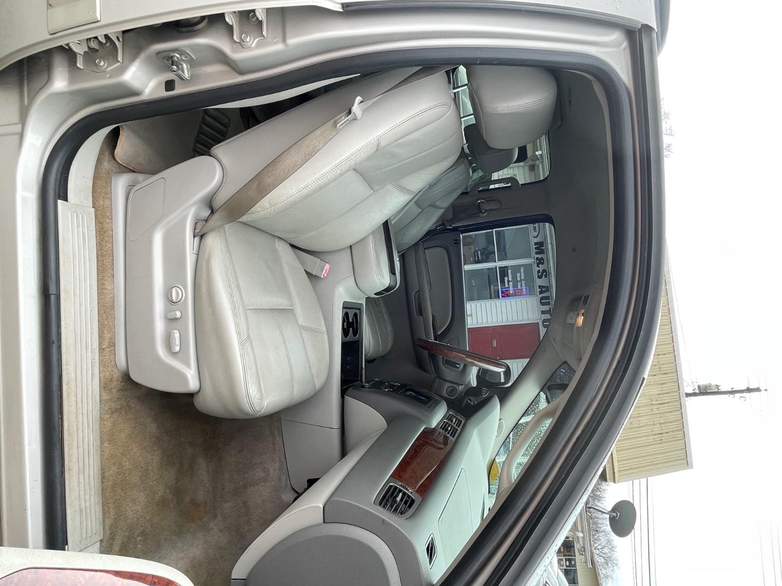 GMC Yukon Vehicle Full-screen Gallery Image 23