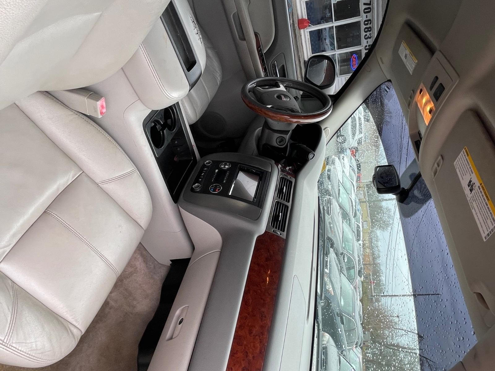GMC Yukon Vehicle Full-screen Gallery Image 24