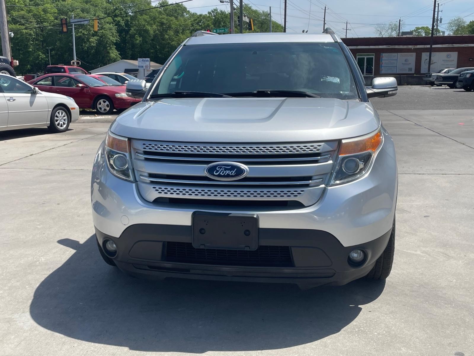 Ford Explorer Vehicle Full-screen Gallery Image 2