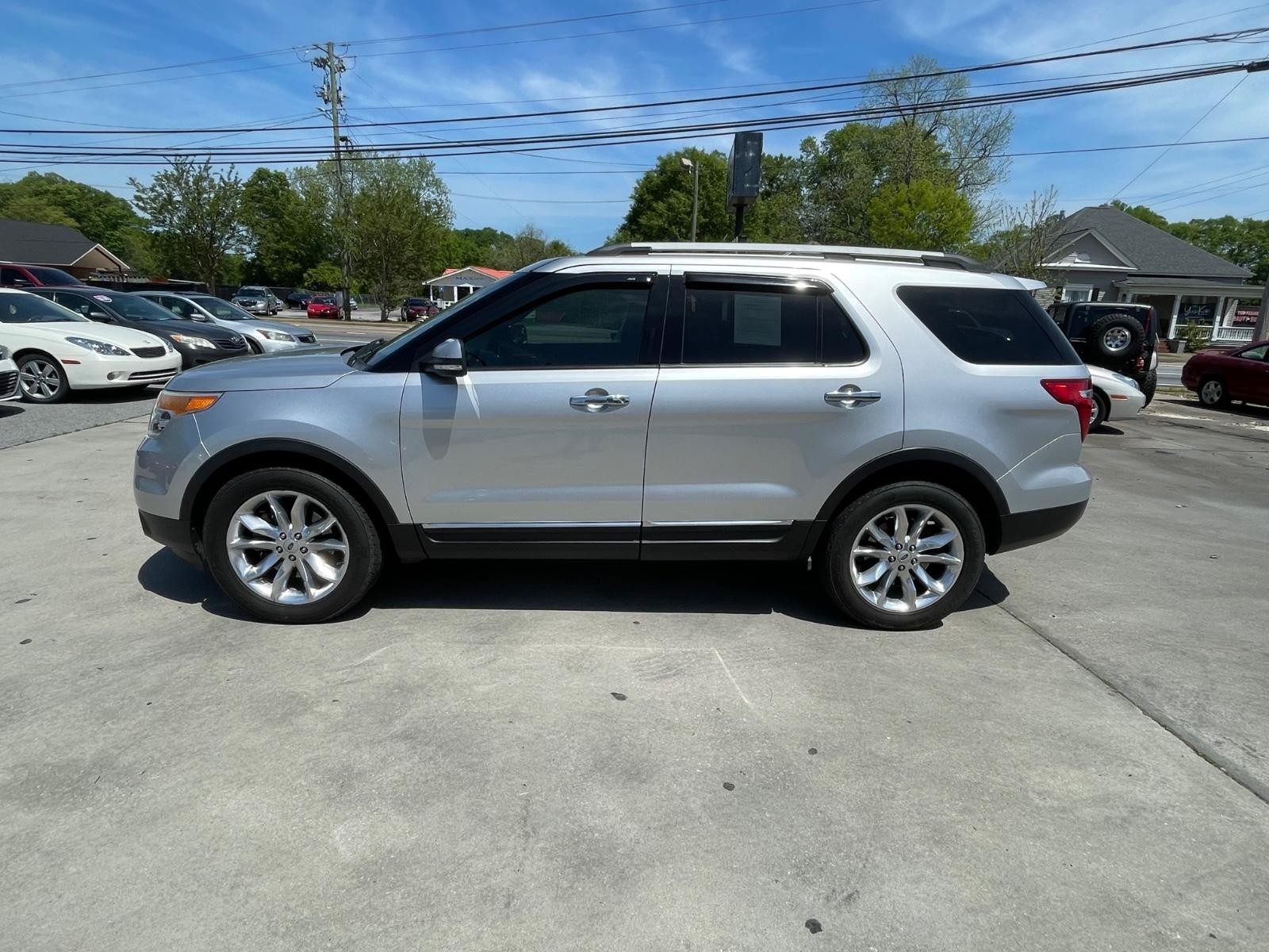 Ford Explorer Vehicle Full-screen Gallery Image 3
