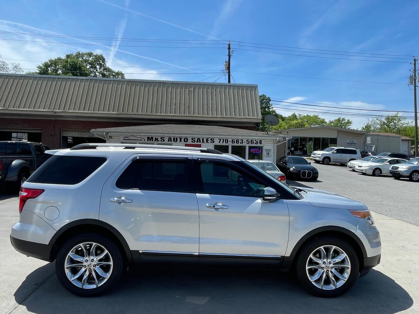 Ford Explorer Vehicle Full-screen Gallery Image 5