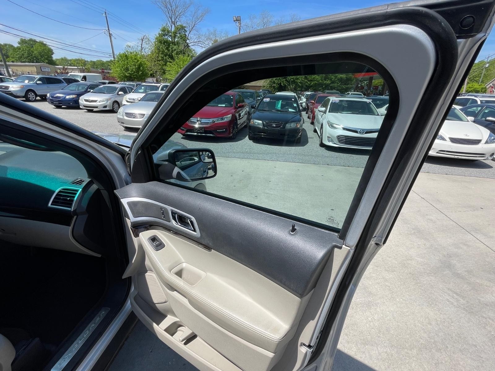 Ford Explorer Vehicle Full-screen Gallery Image 7