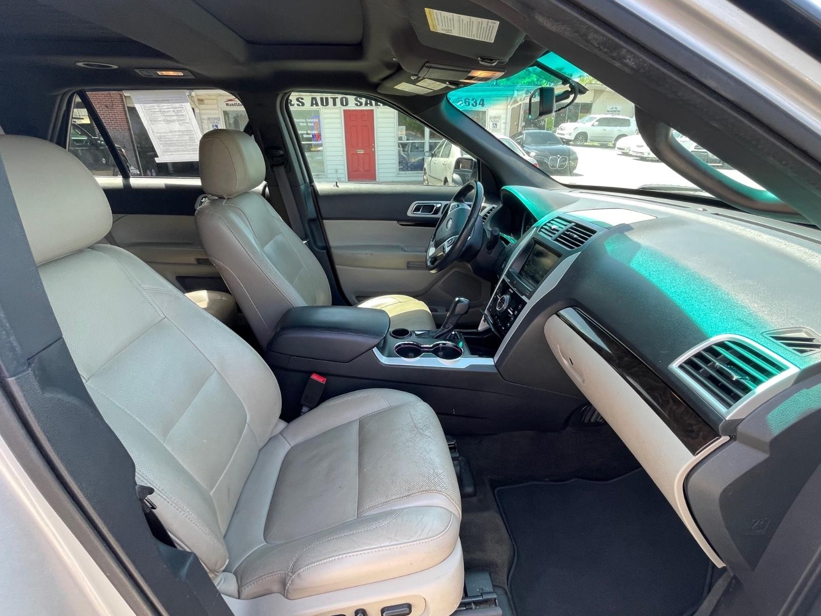 Ford Explorer Vehicle Full-screen Gallery Image 8