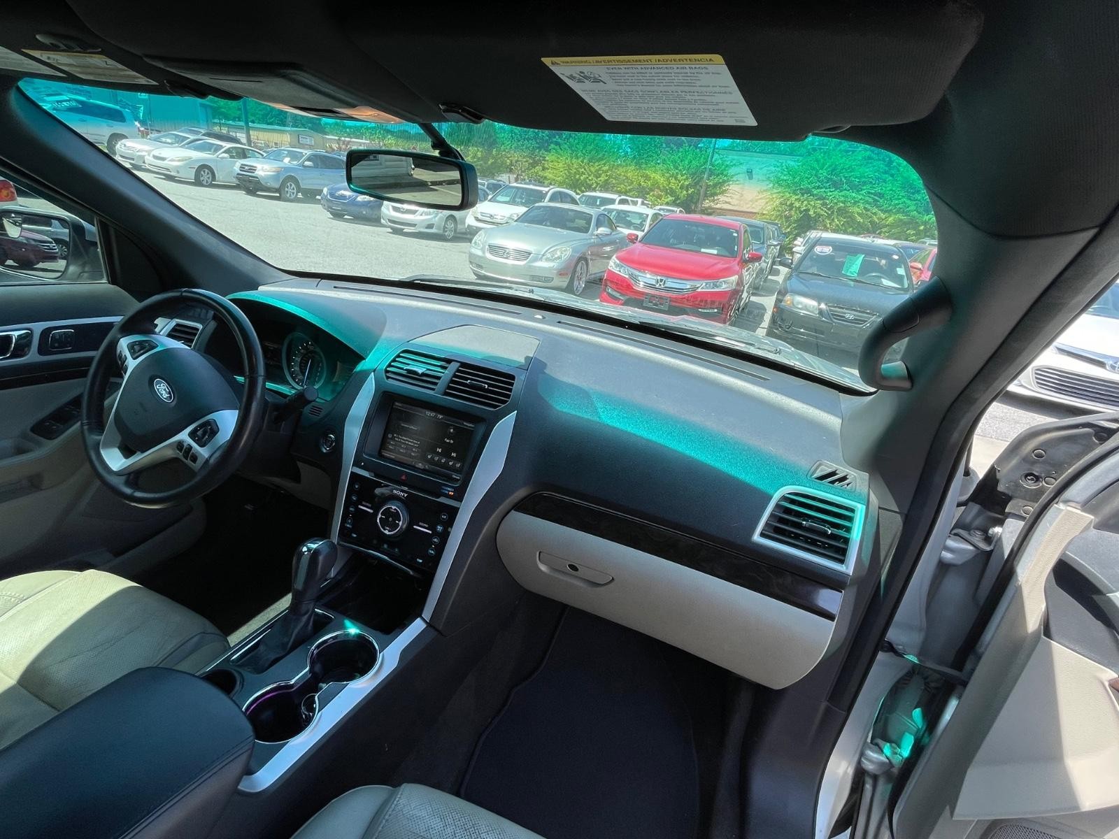 Ford Explorer Vehicle Full-screen Gallery Image 9