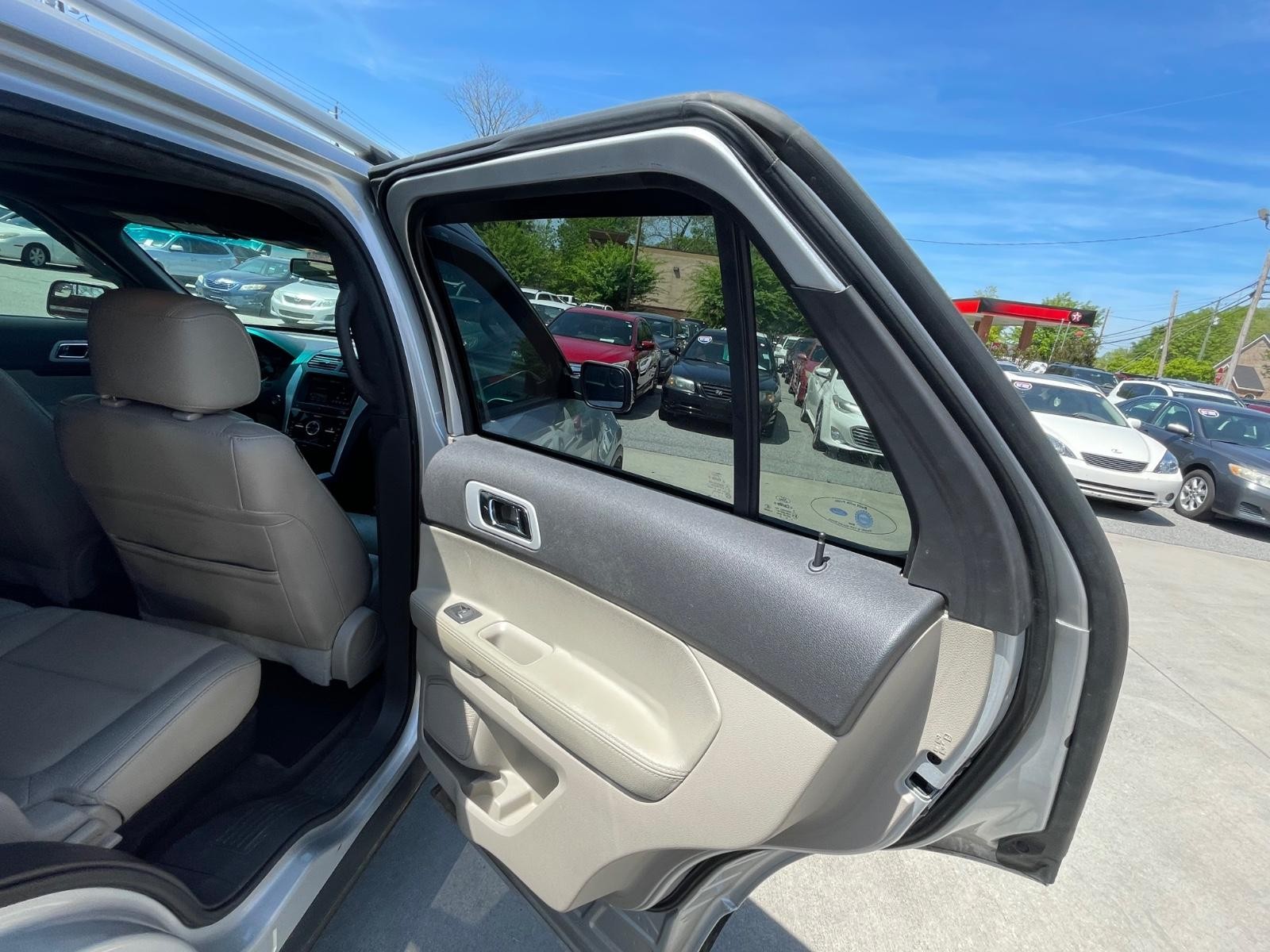 Ford Explorer Vehicle Full-screen Gallery Image 11