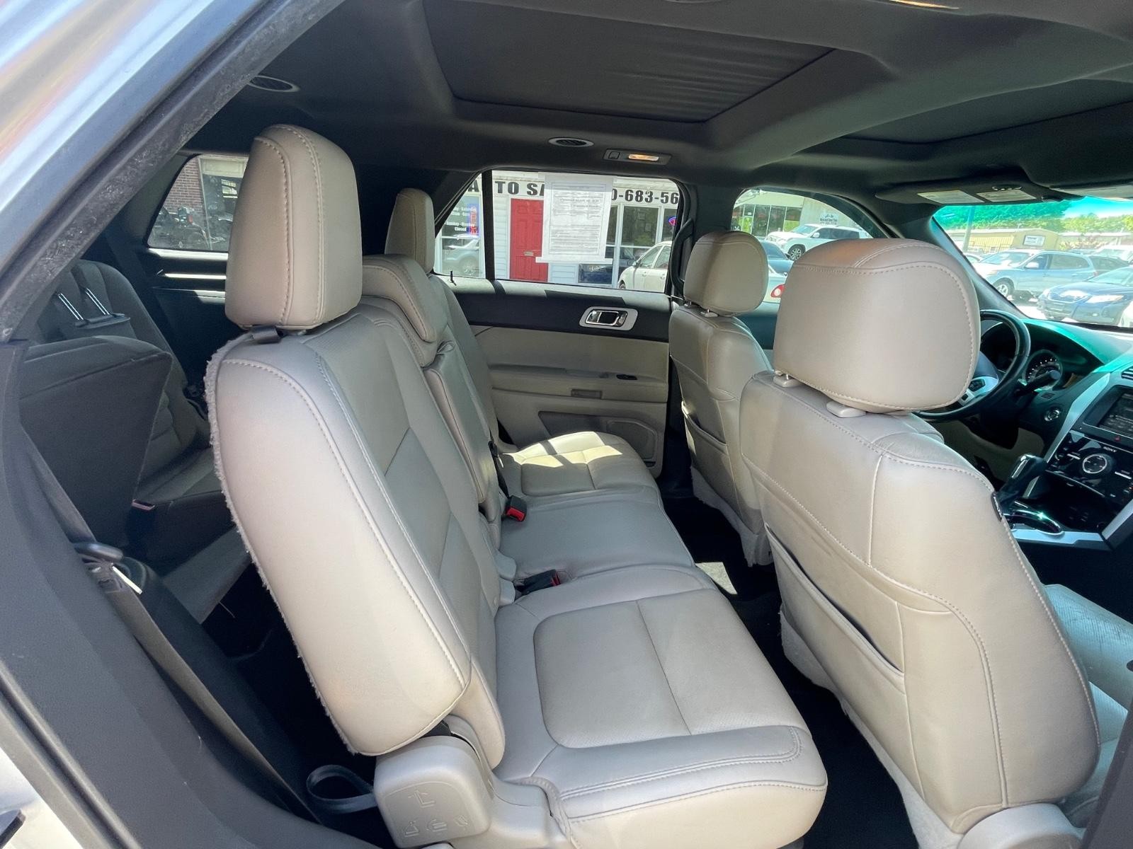 Ford Explorer Vehicle Full-screen Gallery Image 12