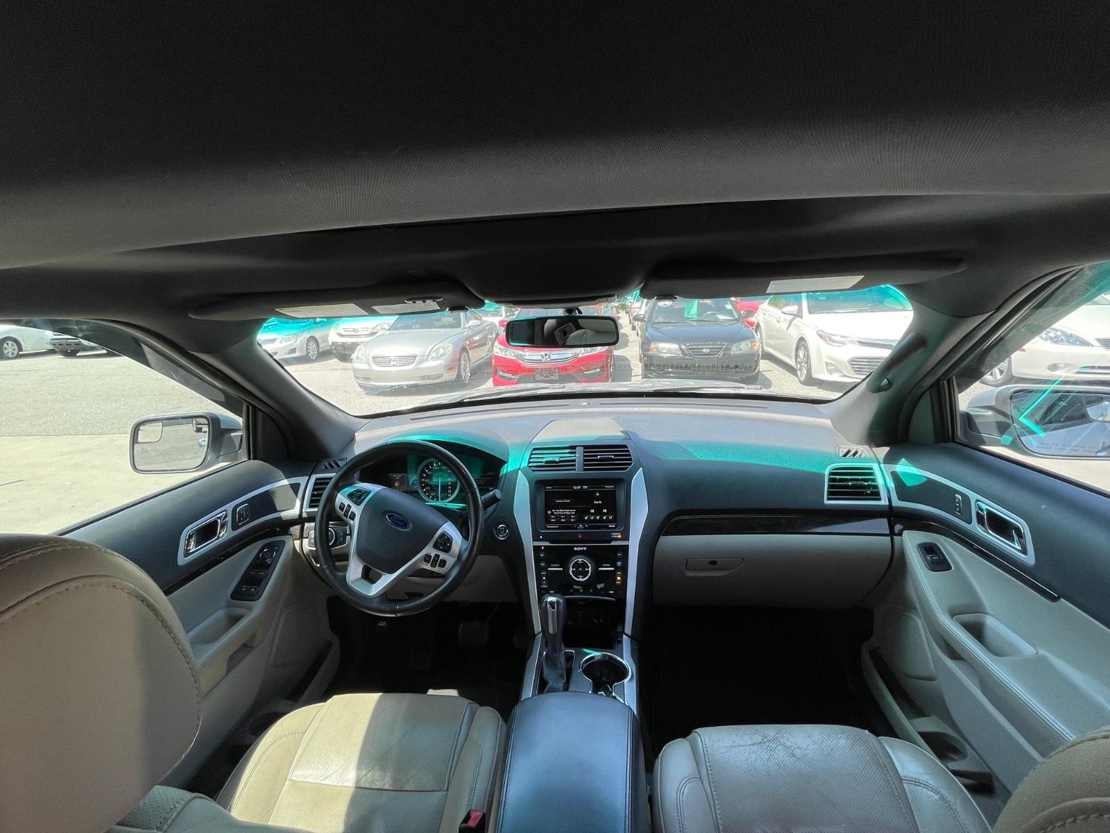 Ford Explorer Vehicle Full-screen Gallery Image 13