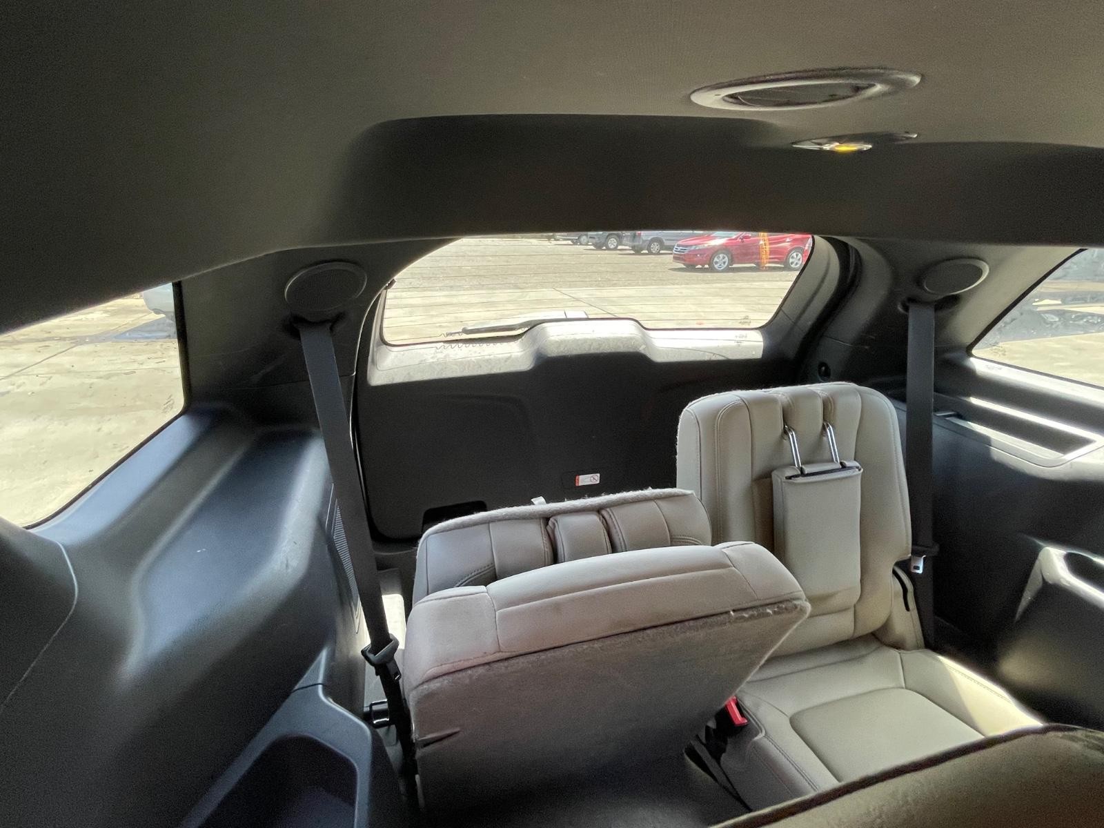 Ford Explorer Vehicle Full-screen Gallery Image 15