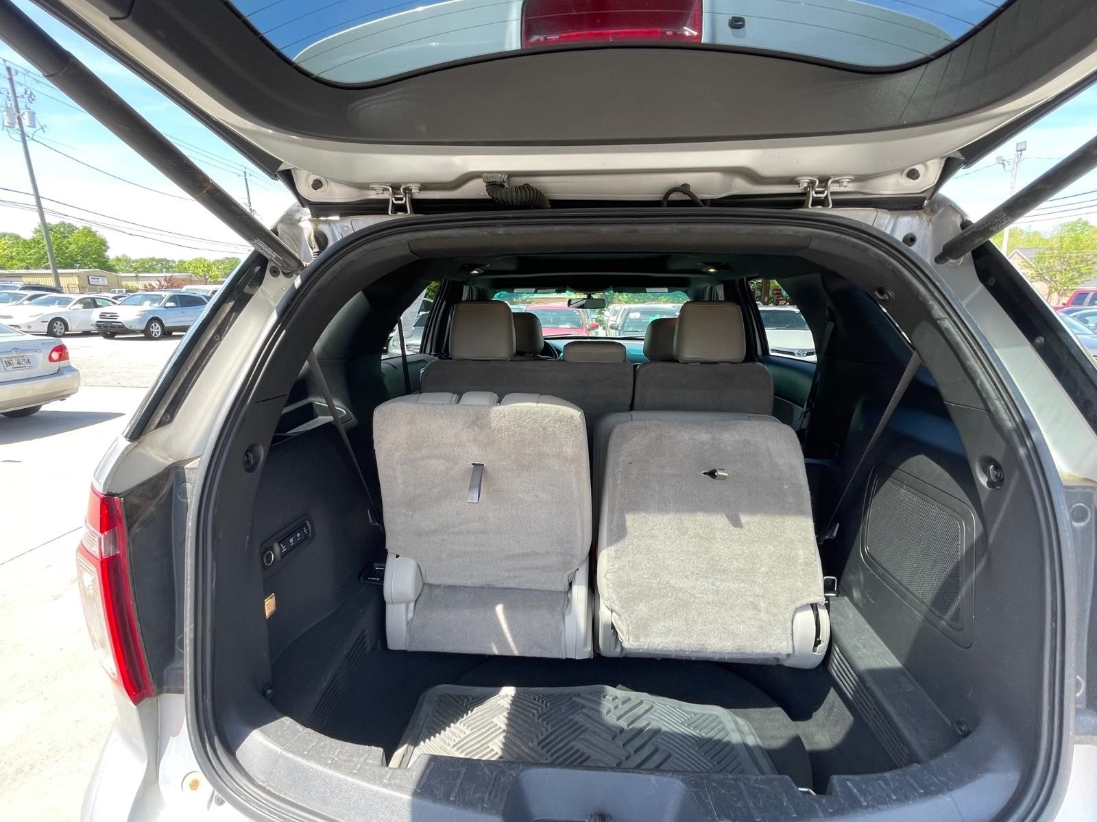 Ford Explorer Vehicle Full-screen Gallery Image 16