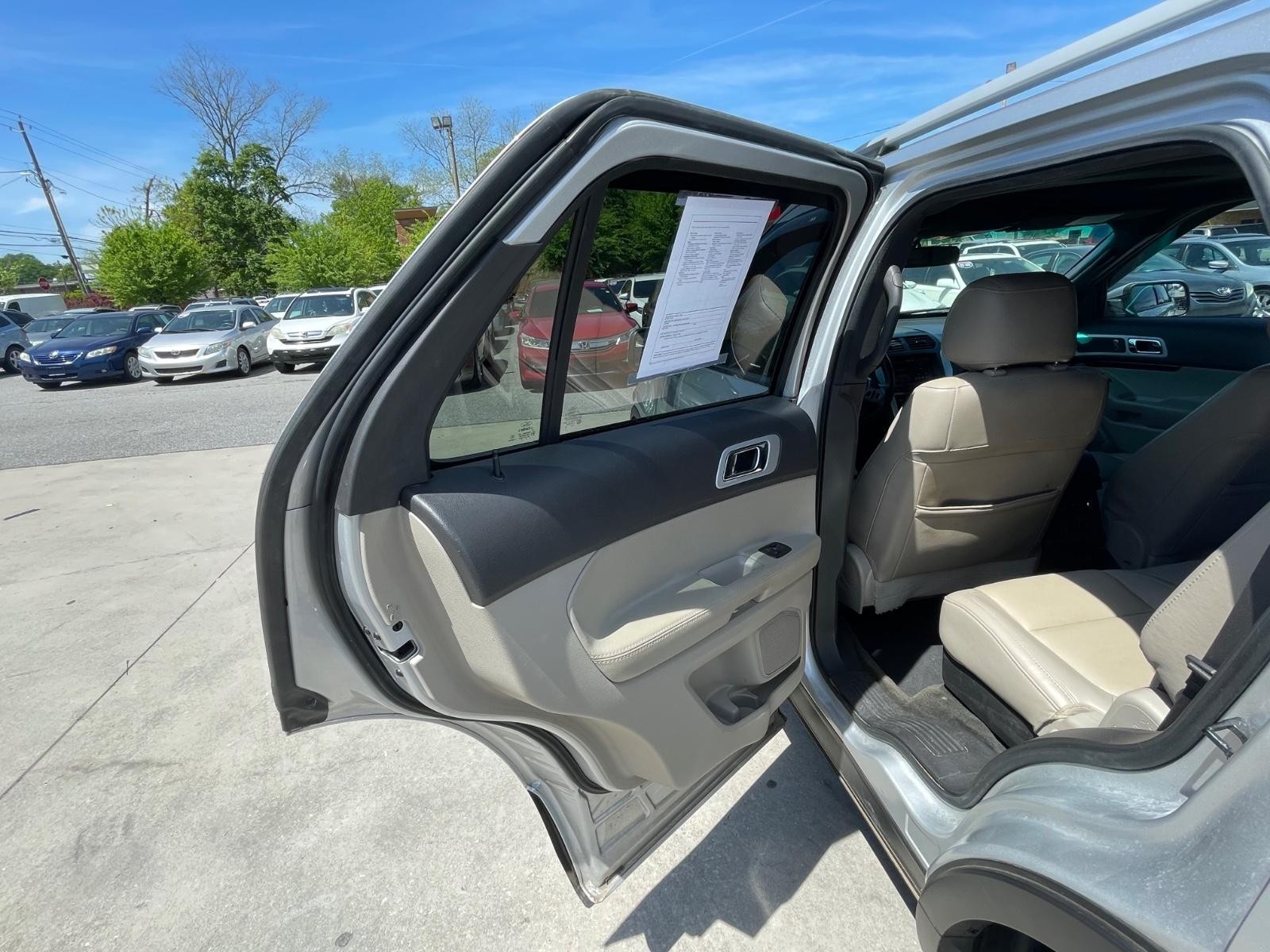 Ford Explorer Vehicle Full-screen Gallery Image 18