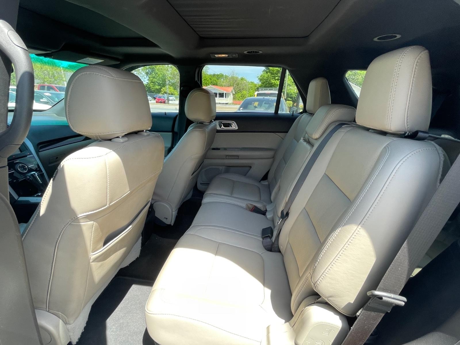 Ford Explorer Vehicle Full-screen Gallery Image 19