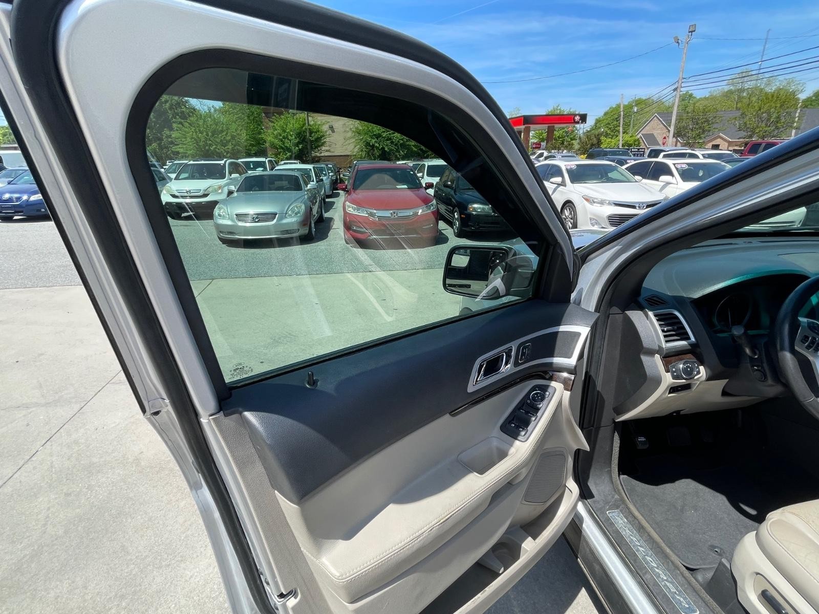 Ford Explorer Vehicle Full-screen Gallery Image 20