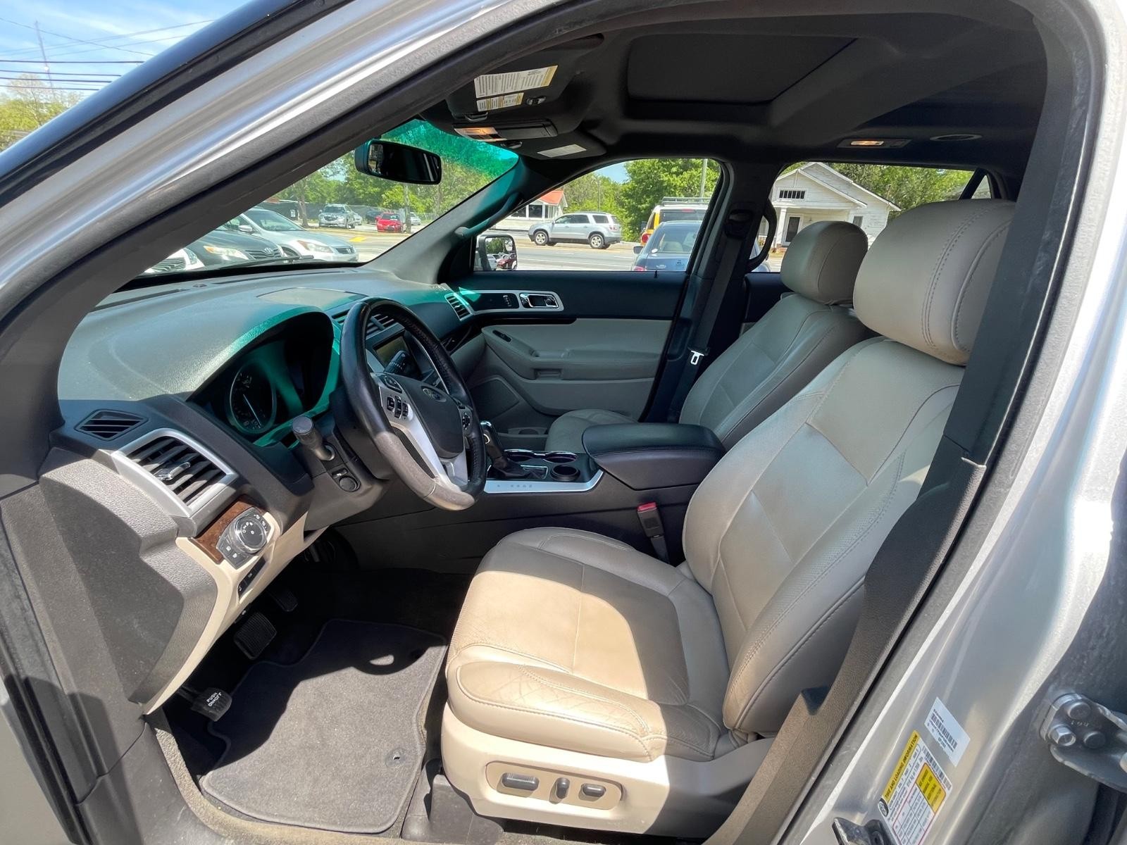 Ford Explorer Vehicle Full-screen Gallery Image 21