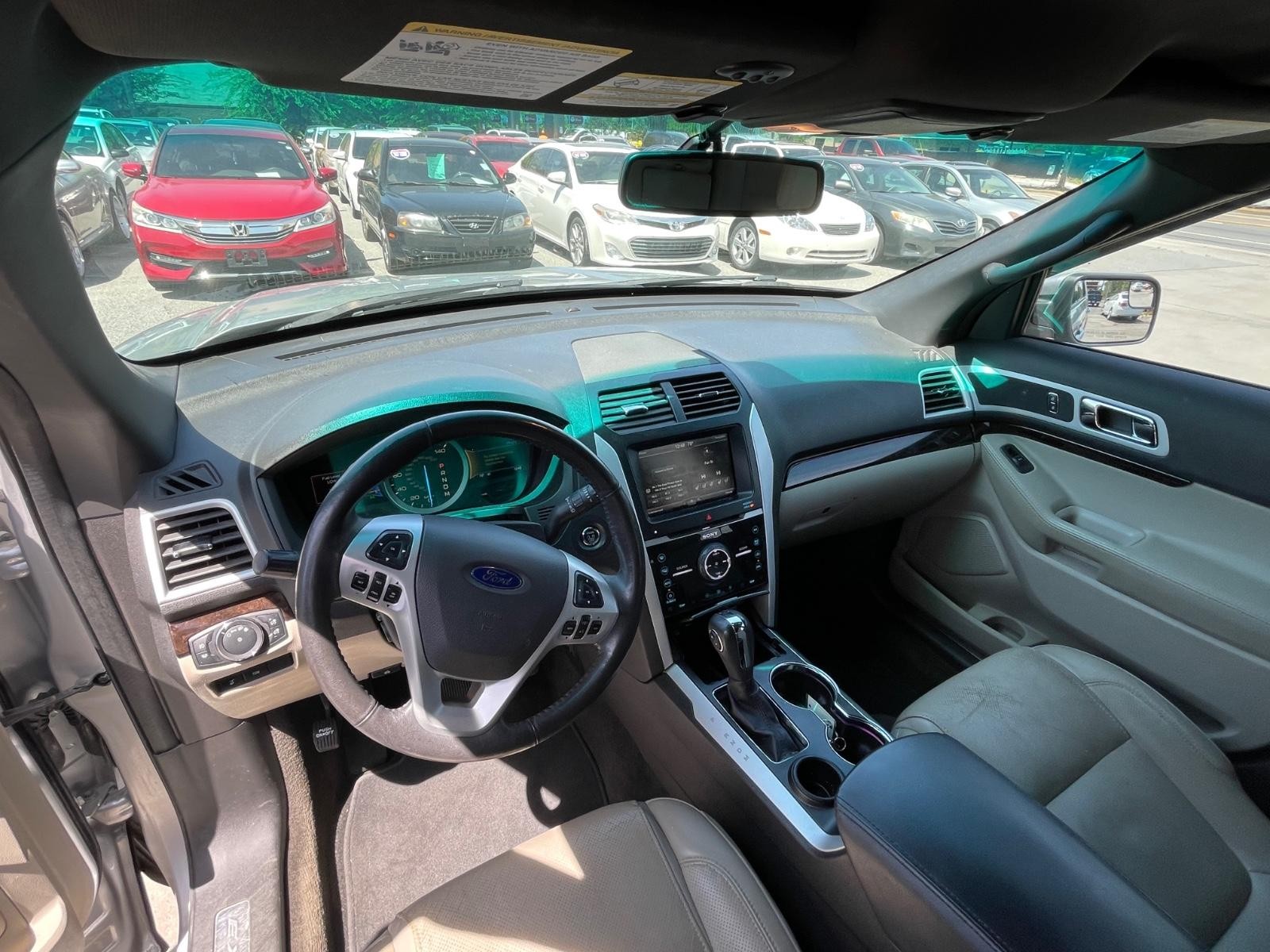 Ford Explorer Vehicle Full-screen Gallery Image 22