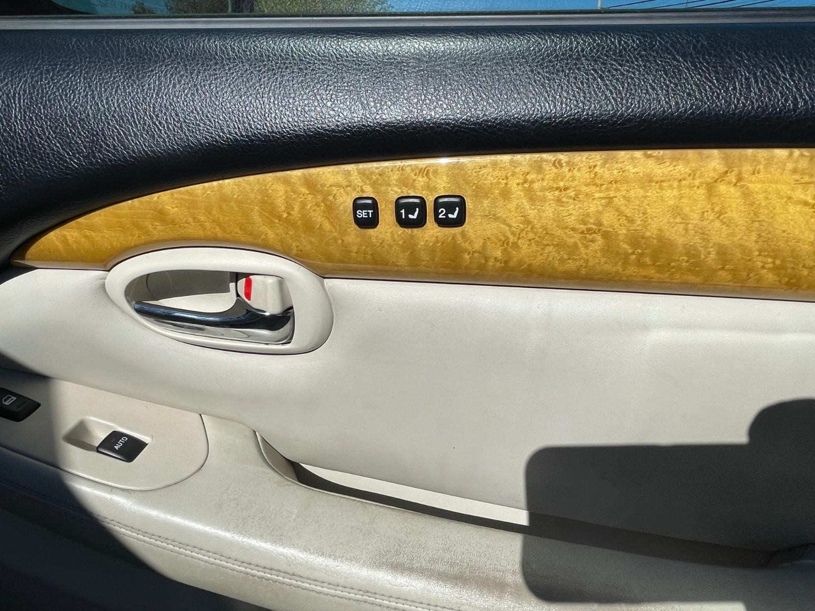 Lexus SC 430 Vehicle Full-screen Gallery Image 9