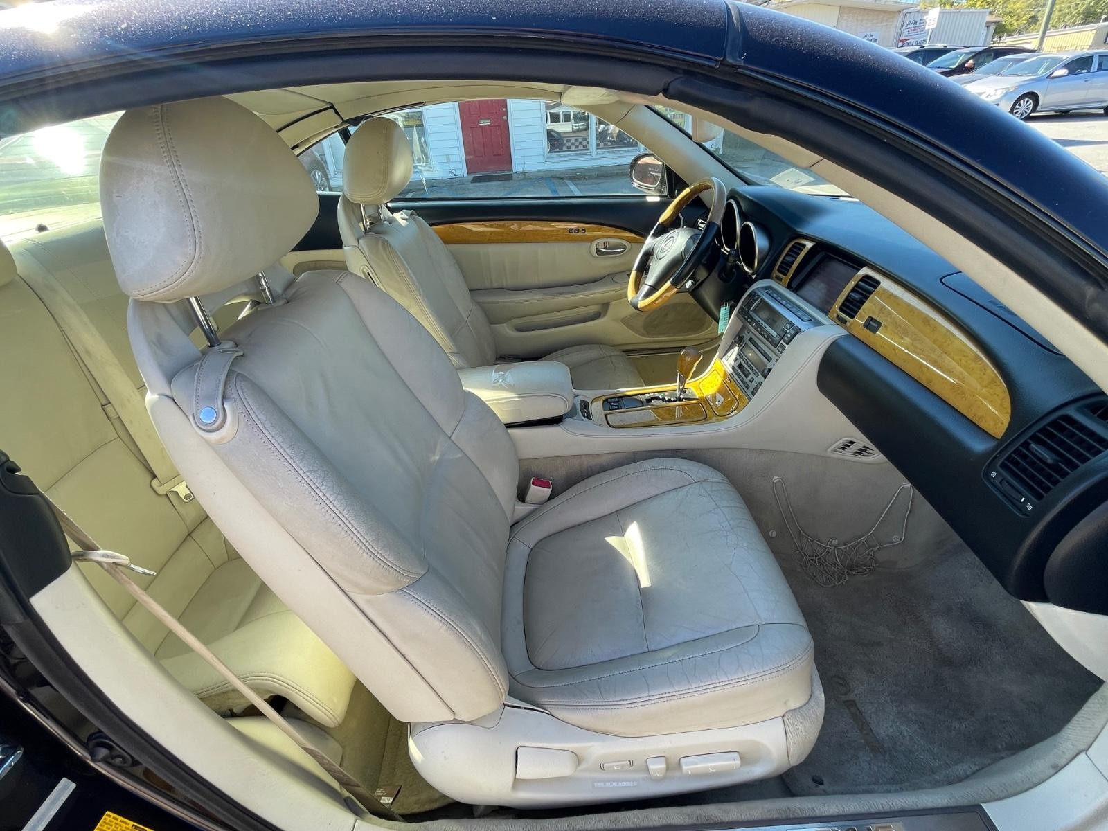 Lexus SC 430 Vehicle Full-screen Gallery Image 10