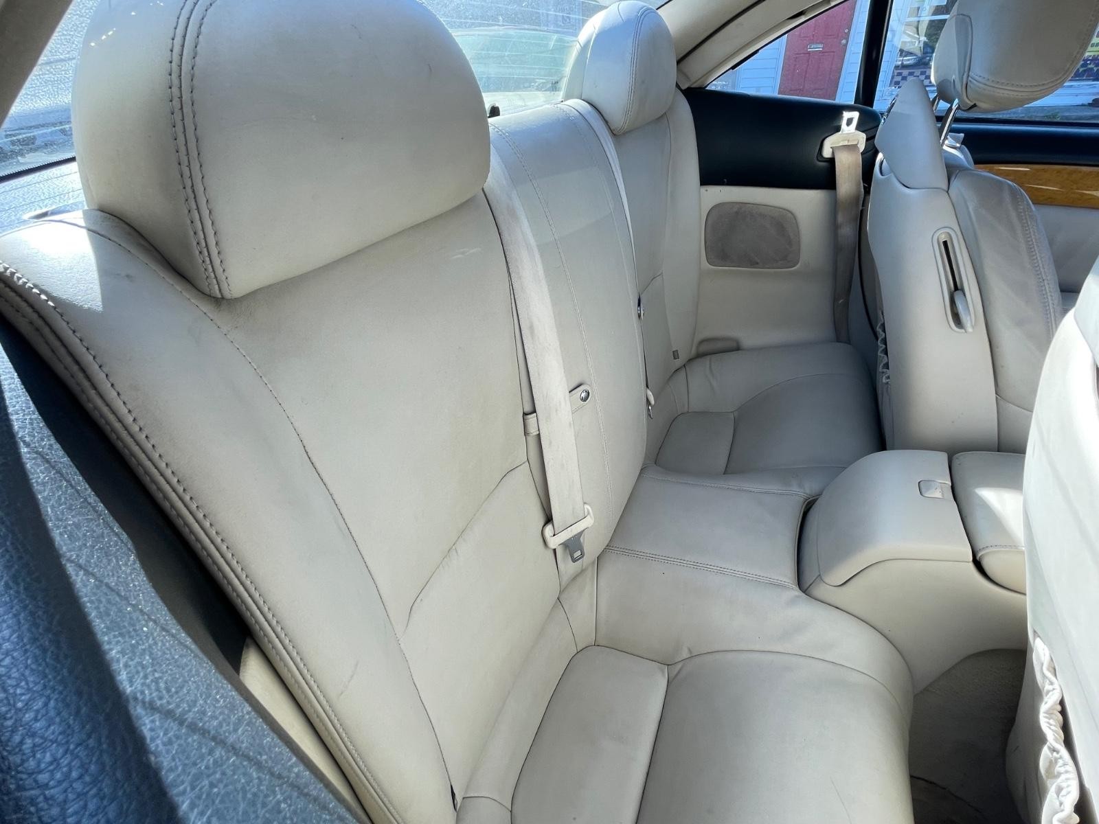 Lexus SC 430 Vehicle Full-screen Gallery Image 12