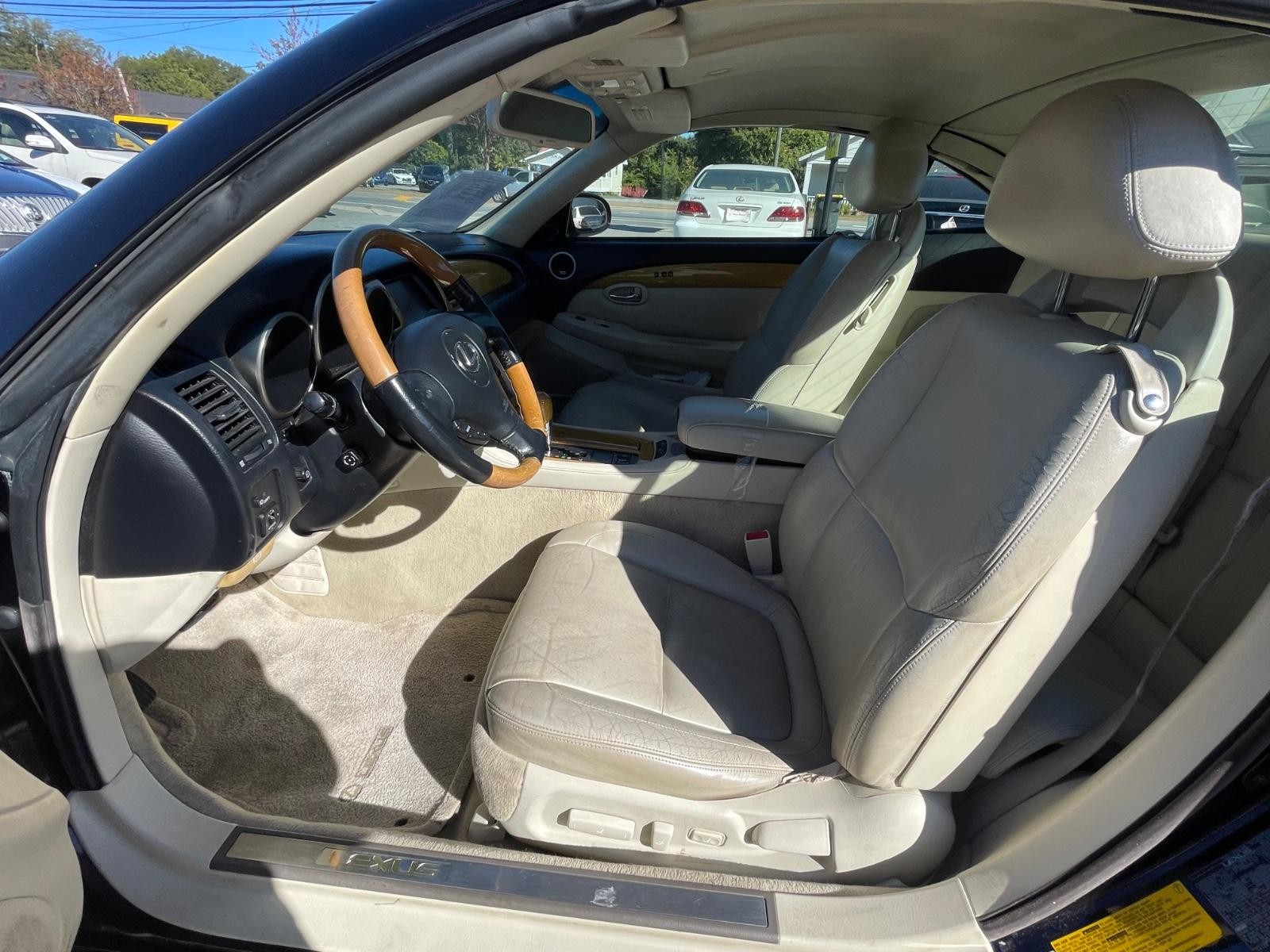 Lexus SC 430 Vehicle Full-screen Gallery Image 14