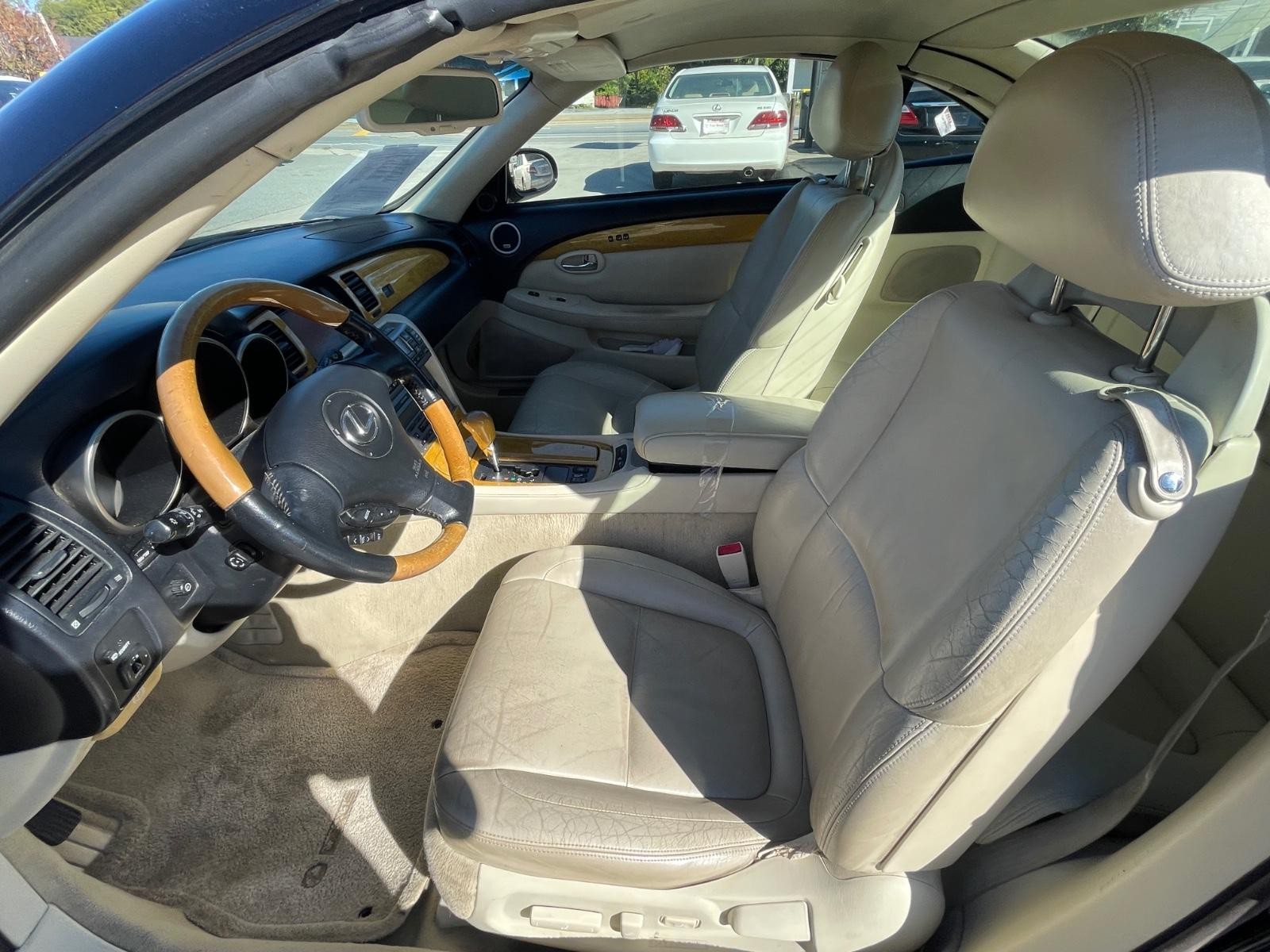 Lexus SC 430 Vehicle Full-screen Gallery Image 16