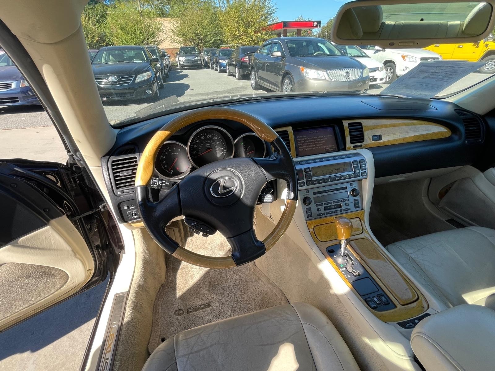 Lexus SC 430 Vehicle Full-screen Gallery Image 17