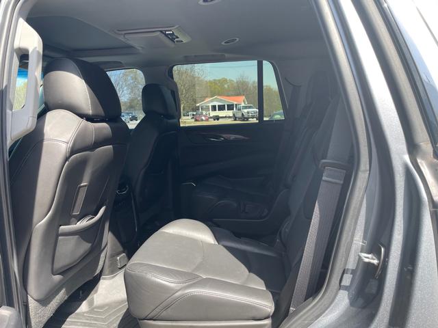 Cadillac Escalade Vehicle Full-screen Gallery Image 11