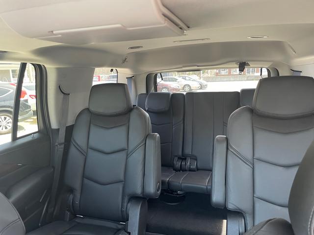Cadillac Escalade Vehicle Full-screen Gallery Image 12