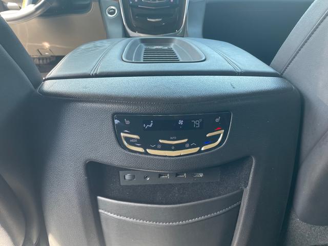 Cadillac Escalade Vehicle Full-screen Gallery Image 13