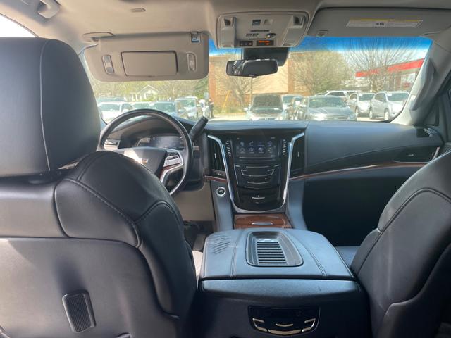 Cadillac Escalade Vehicle Full-screen Gallery Image 14