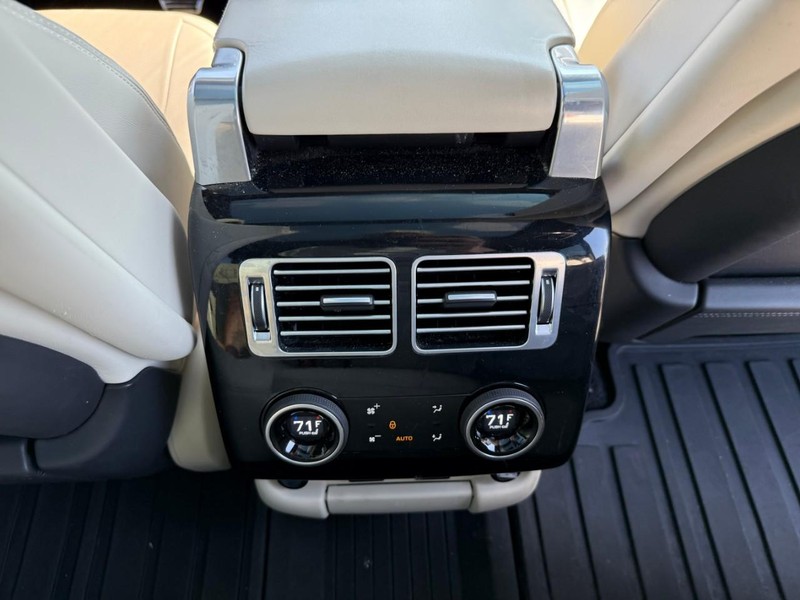Land Rover Range Rover Vehicle Full-screen Gallery Image 12