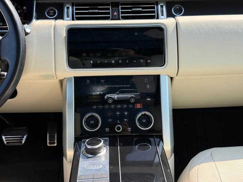 Land Rover Range Rover Vehicle Full-screen Gallery Image 16