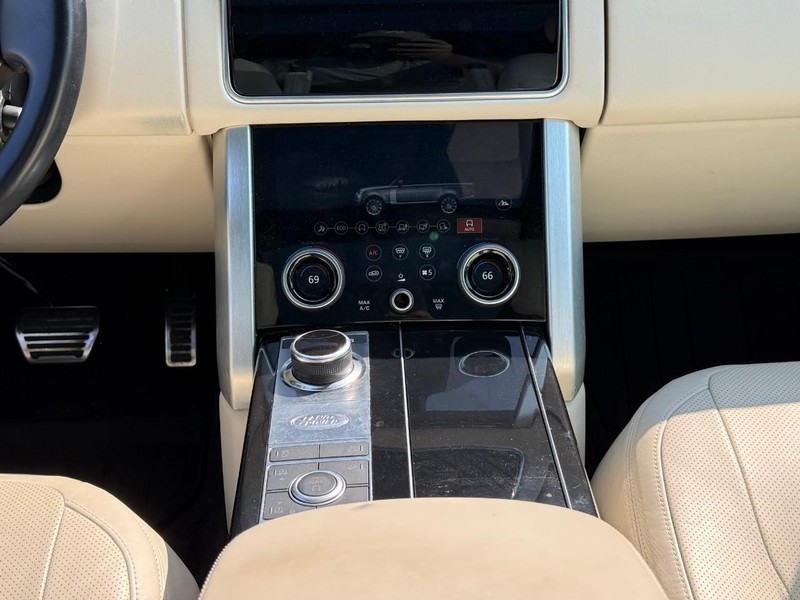 Land Rover Range Rover Vehicle Full-screen Gallery Image 17