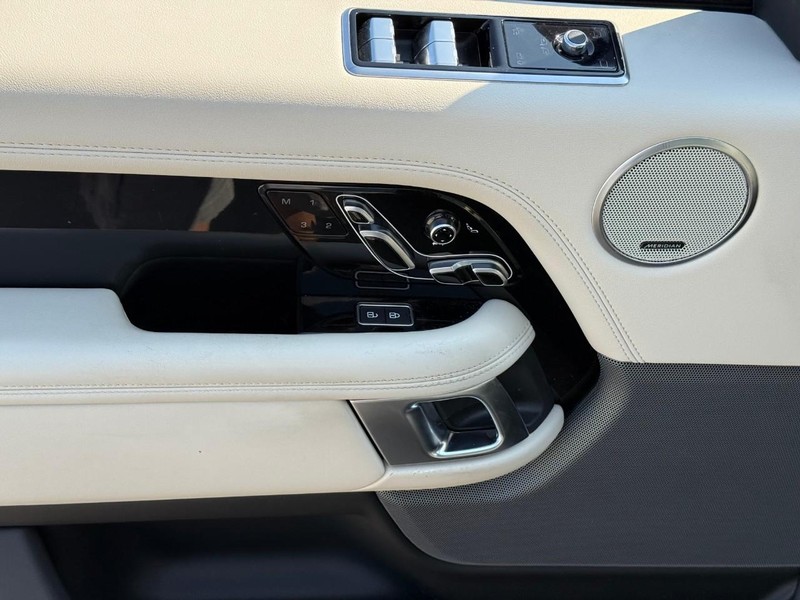 Land Rover Range Rover Vehicle Full-screen Gallery Image 18