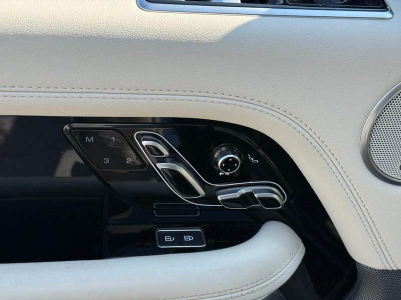 Land Rover Range Rover Vehicle Full-screen Gallery Image 19