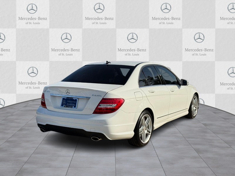 Mercedes-Benz C-Class Vehicle Full-screen Gallery Image 3