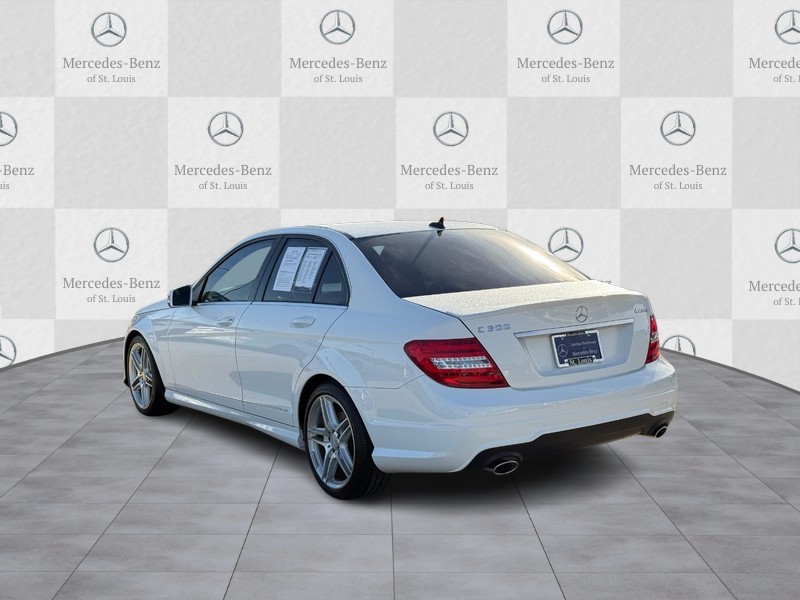 Mercedes-Benz C-Class Vehicle Full-screen Gallery Image 4