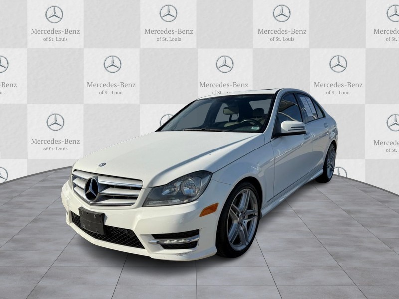 Mercedes-Benz C-Class Vehicle Full-screen Gallery Image 5
