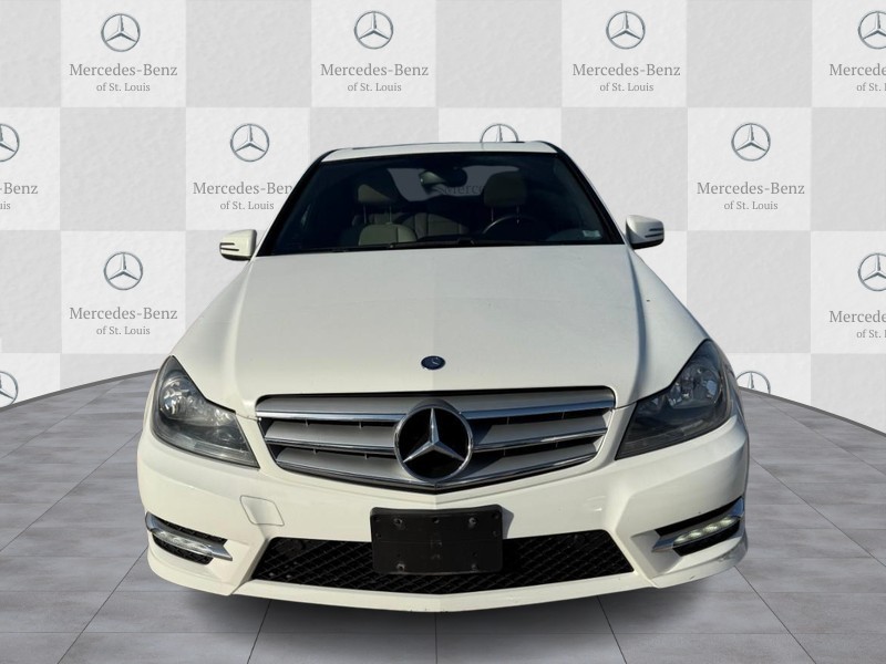 Mercedes-Benz C-Class Vehicle Full-screen Gallery Image 6