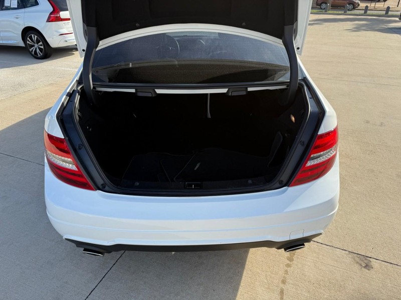 Mercedes-Benz C-Class Vehicle Full-screen Gallery Image 8