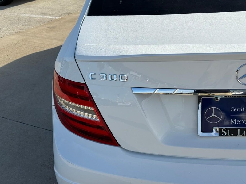 Mercedes-Benz C-Class Vehicle Full-screen Gallery Image 9