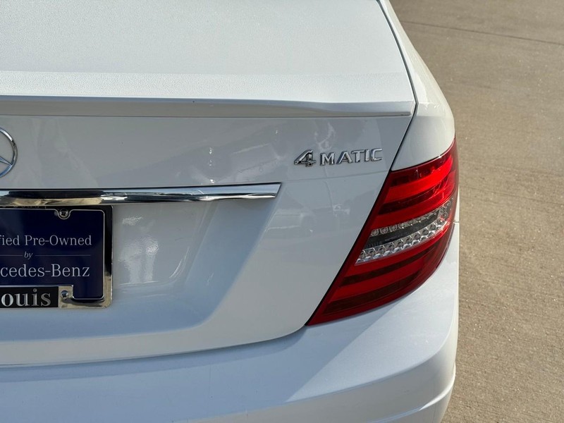 Mercedes-Benz C-Class Vehicle Full-screen Gallery Image 10