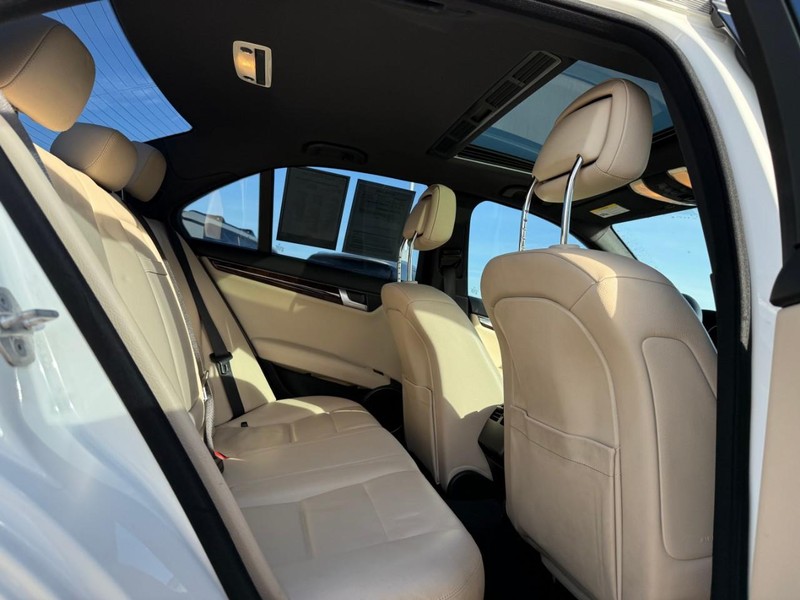 Mercedes-Benz C-Class Vehicle Full-screen Gallery Image 11