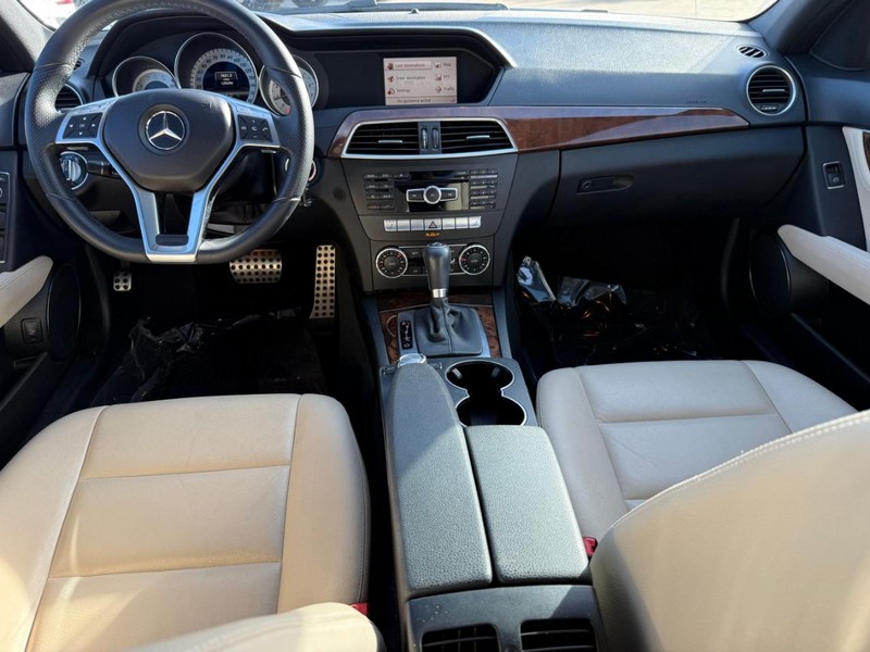 Mercedes-Benz C-Class Vehicle Full-screen Gallery Image 12