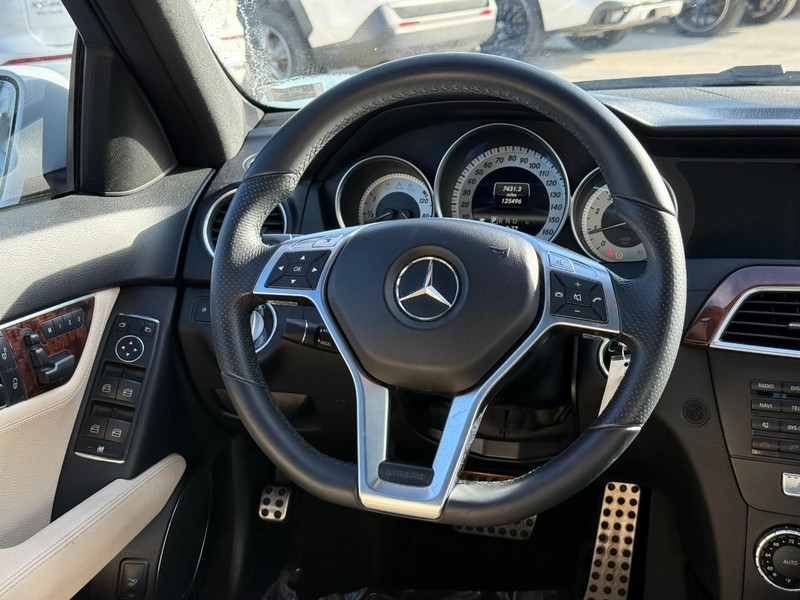Mercedes-Benz C-Class Vehicle Full-screen Gallery Image 13